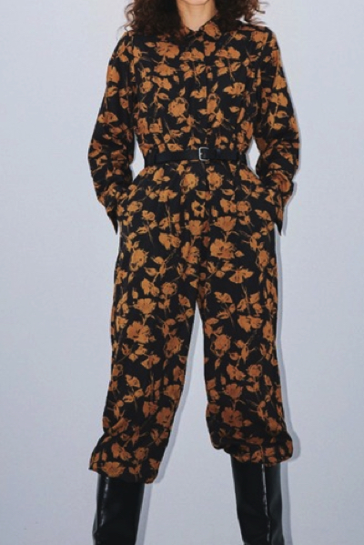 OPULENCE（オーピュレンス）ブラックxオレンジの花柄ジャンプスーツ