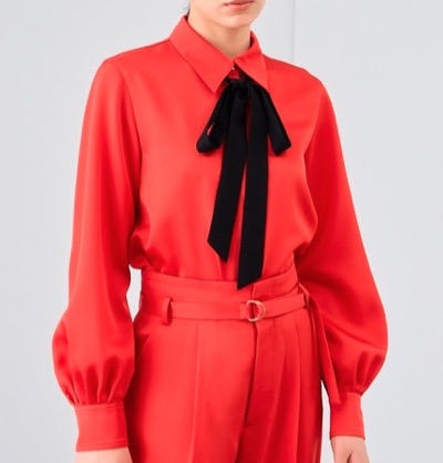 コタツがない家 7話 小池栄子 衣装・ANAYI（アナイ）黒いボウタイリボンの赤いシャツブラウス