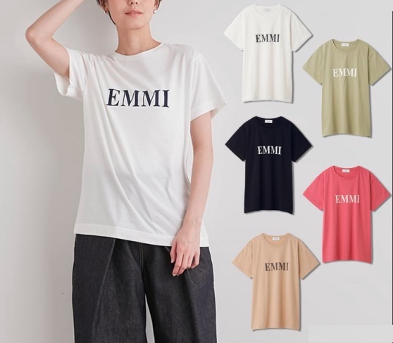 emmi atelierグリーンのロゴ半袖Tシャツ