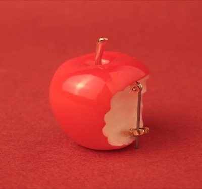 LOVE BY e.m.（ラブバイイーエム）赤いりんごのピアス