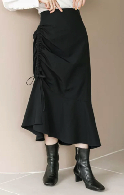 La boutique BonBon（ラブティックボンボン）ブラックのドロストギャザースカート
