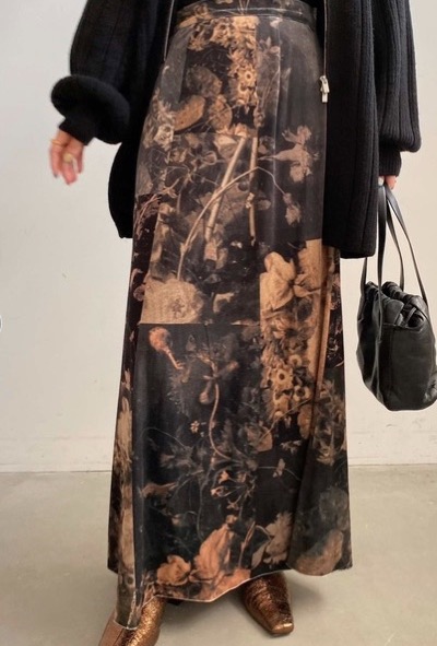 AMERI（アメリ）ブラックのフワラー柄ロングスカート