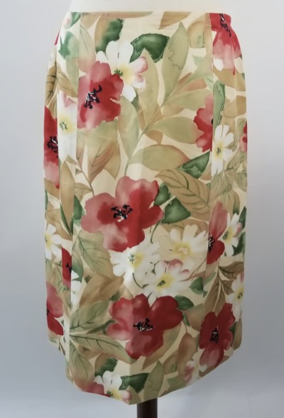 ベージュxレッドの花柄スカート