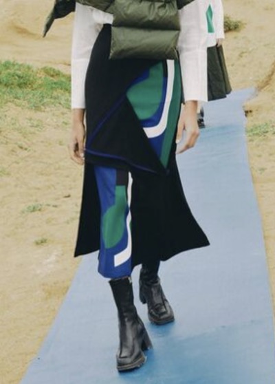 UN3Dブラックのフレアスカート