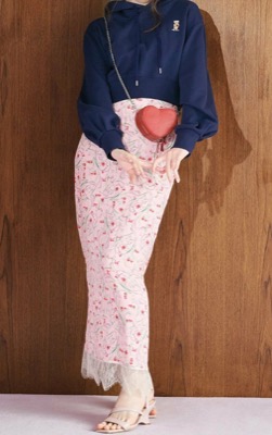 LILY BROWN（リリーブラウン）ピンクの花柄ロングスカート