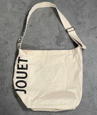 Jouet（ジョエット）ホワイトのロゴトートバッグ