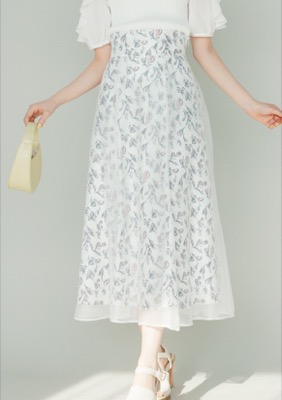 LILLIAN CARAT（リリアンカラット）ホフホワイトのシアーレイヤード小花柄スカート