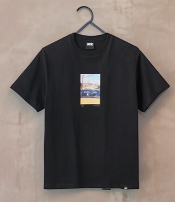 FTC（エフティーシー）ブラックのフォトプリントTシャツ