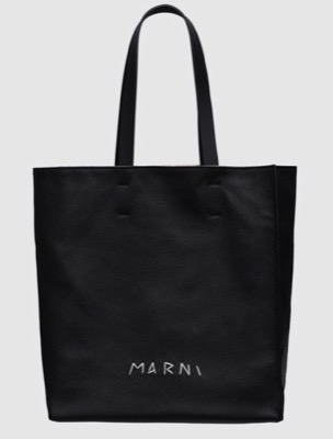 MARNIブラックのトートバッグ