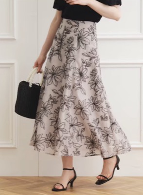 Couture Brooch（クチュールブローチ）ベージュの花柄スカート