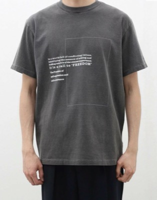 JOURNAL STANDARD（ジャーナル スタンダード）チャコールグレーのロゴTシャツ