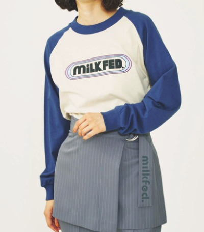 MILKFED.（ミルクフェド）ホワイトxネイビーのロゴTシャツ