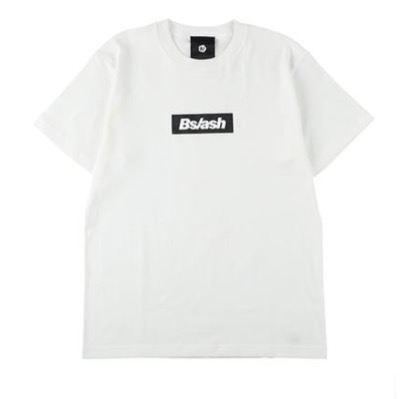 B/（ビースラッシュ）ホワイトのロゴTシャツ