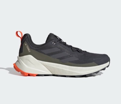 adidas（アディダス）グレーのスニーカー