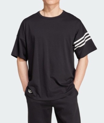 adidas（アディダス）ブラックのTシャツ