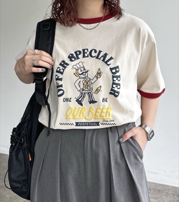 CPCM（シーピーシーエム）アイボリーのロゴTシャツ