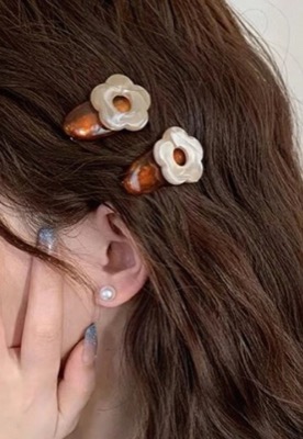 ブラウンのフラワーヘアクリップ