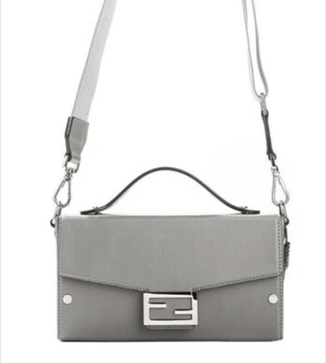 FENDI（フェンディ）グレーのバッグ