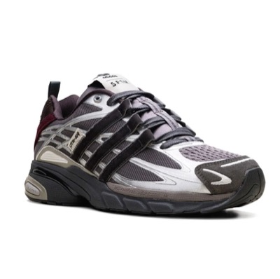 adidas（アディダス）シルバーのスニーカー