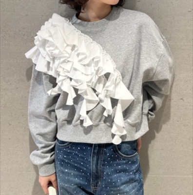LILY BROWN（リリーブラウン）グレーxホワイトのボリュームフリルニット