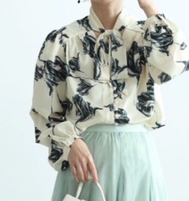 Sawa a la mode（サワアラモード）ベージュxネイビーの花柄ボウタイブラウス
