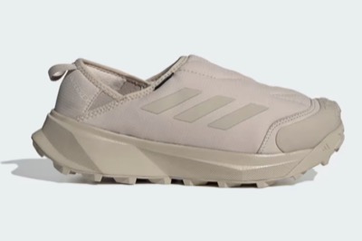 adidas（アディダス）ベージュのスニーカー