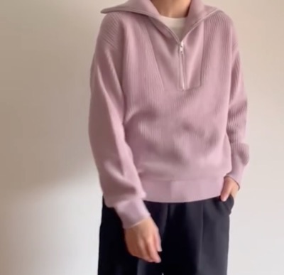 SLOANEピンクのハーフジップニット