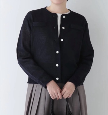 human woman（ヒューマンウーマン）ネイビーのカーディガン
