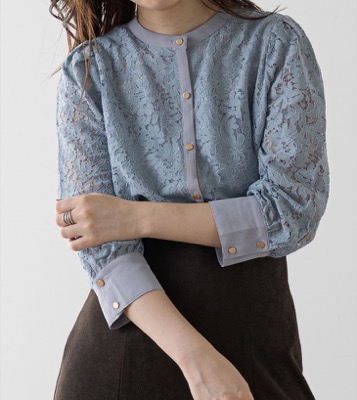 natural couture（ナチュラルクチュール）サックスブルーのレースブラウス