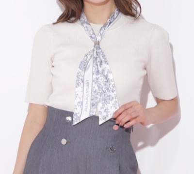 JILL by JILL STUART（ジル バイ ジルスチュアート）ホワイトのジュイ柄スカーフ付きニット
