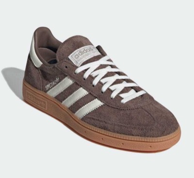 adidas（アディダス）モカブラウンのスニーカー