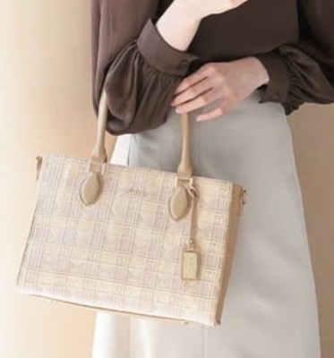 Clelia（クレリア）ピンクベージュのトートバッグ