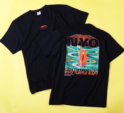 ブラックのプリントTシャツ