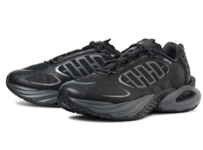 adidas（アディダス）ブラックのスニーカー