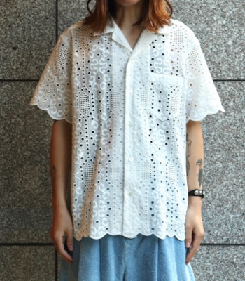 TOGA VIRILIS（トーガ ビリリース）ホワイトの刺繍シャツ