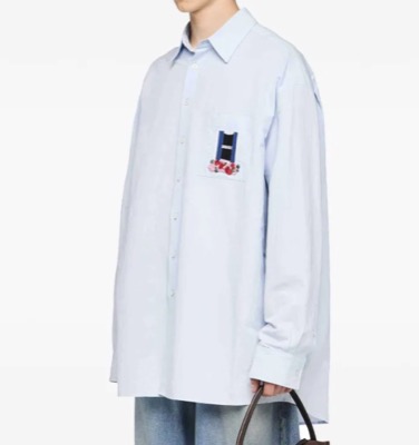 JW Anderson（ジェイダブリューアンダーソン）ライトブルーのシャツ
