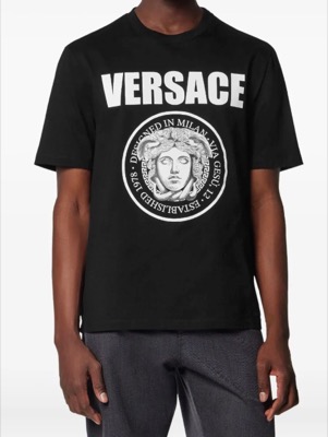VERSACE（ヴェルサーチェ）ブラックのプリントTシャツ