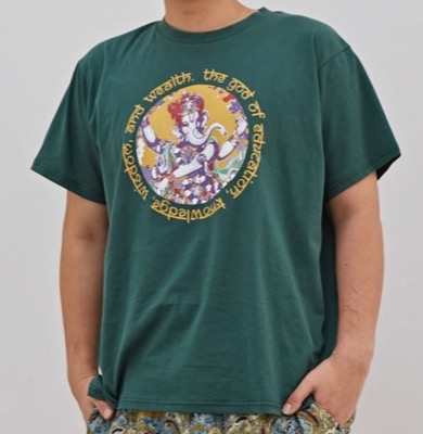 チャイハネグリーンのプリントTシャツ