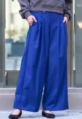 YEVS（イーブス）ブルーのタックワイドパンツ