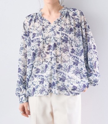 YECCA VECCA（イェッカ ヴェッカ）ホワイトxブルーのボタニカル柄シアーブラウス