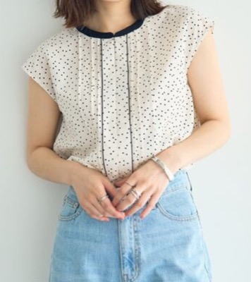 YECCA VECCA（イェッカ ヴェッカ）ホワイトの配色タックデザインブラウス