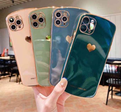 エメラルドグリーンのスマホケース