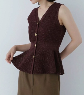 NATURAL BEAUTY BASIC（ナチュラルビューティーベーシック）ブラウンのニットジレ