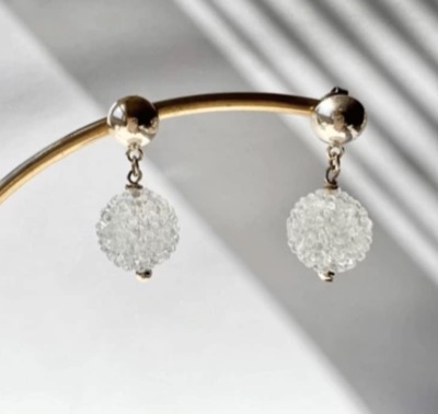 Handmade Accessory MUホワイトのボールピアス