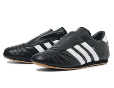 adidas（アディダス）ブラックのスニーカー