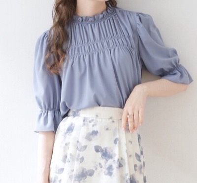 couture brooch（クチュールブローチ）ブルーのシャーリングシアーブラウス