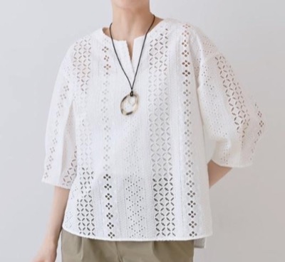 INDIVI（インディヴィ）ホワイトの刺繍ブラウス