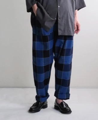 うなぎの寝床ネイビーのチェック柄パンツ