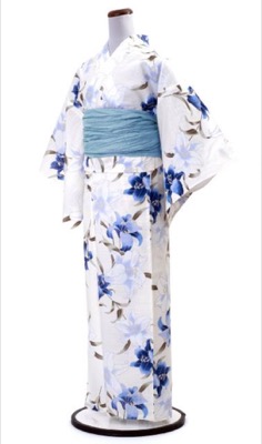 ホワイトの花柄浴衣