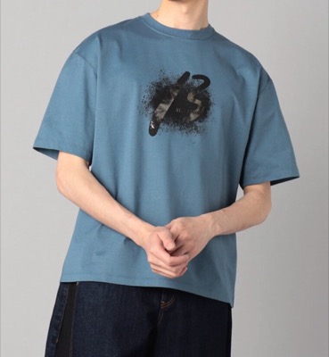 β MEN（ベータ・メン）ブルーのプリントTシャツ